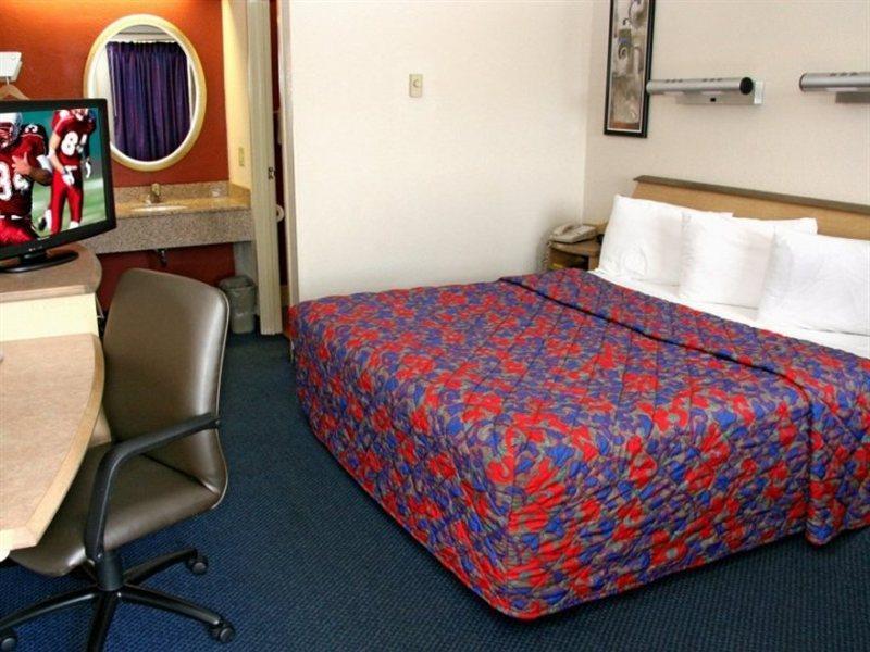 Red Roof Inn Plus+ Philadelphia Airport Essington Room photo